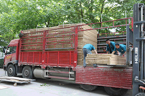 木門廠家金馬首淄博原山集團員工有條不紊裝車待發(fā)